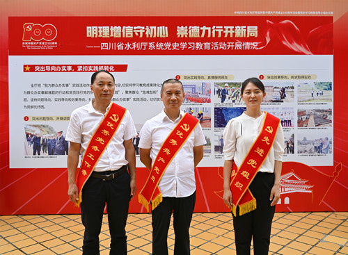 名称:2020年度“两优一先”表彰
简介:2020年度“两优一先”表彰
点击:6454